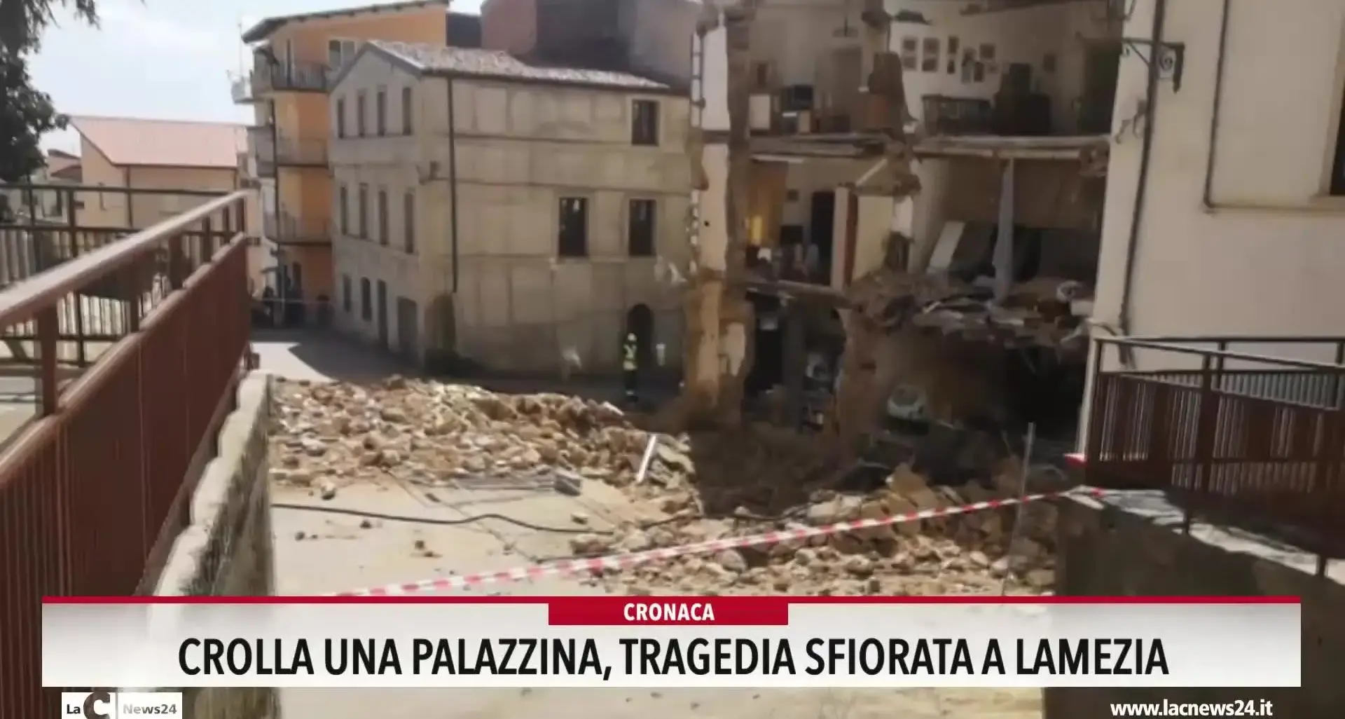 Crolla una palazzina, tragedia sfiorata a Lamezia