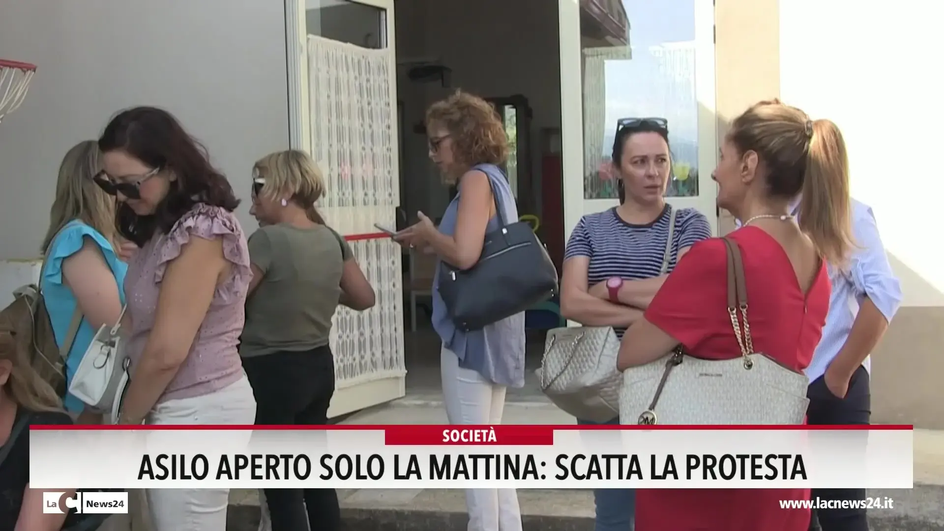 Asilo aperto solo la mattina, scatta la protesta