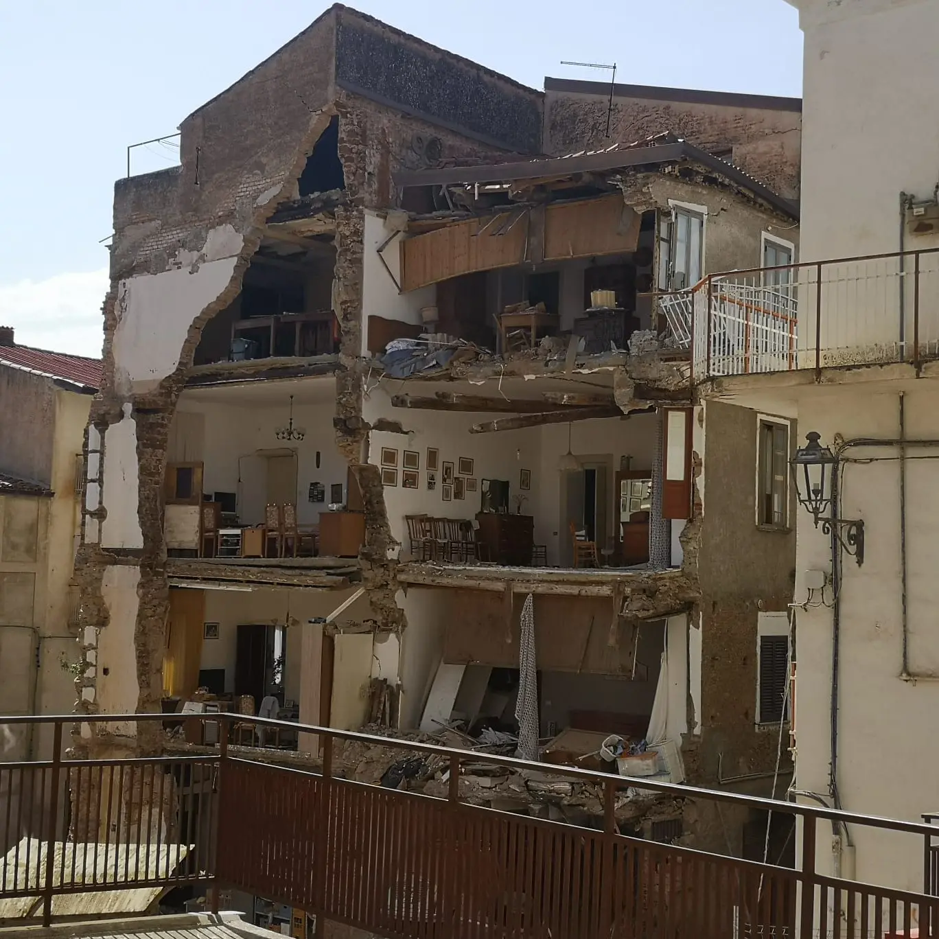 Crollo a Lamezia, il drammatico racconto: «Ho pensato che mio padre fosse sotto le macerie. Poi ho visto il suo braccio tra il fumo»\n