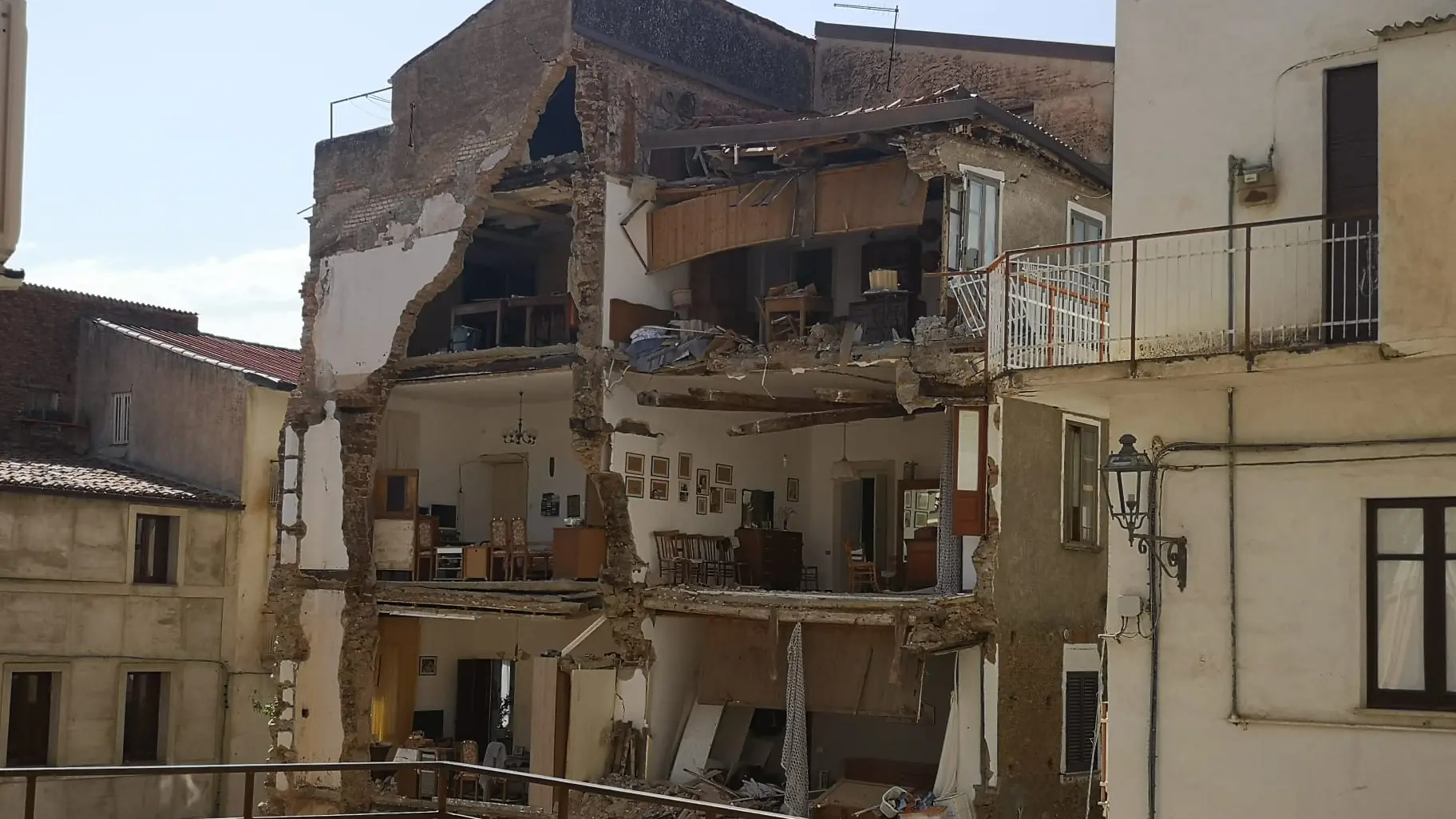 Crollo a Lamezia, il drammatico racconto: «Ho pensato che mio padre fosse sotto le macerie. Poi ho visto il suo braccio tra il fumo»\n