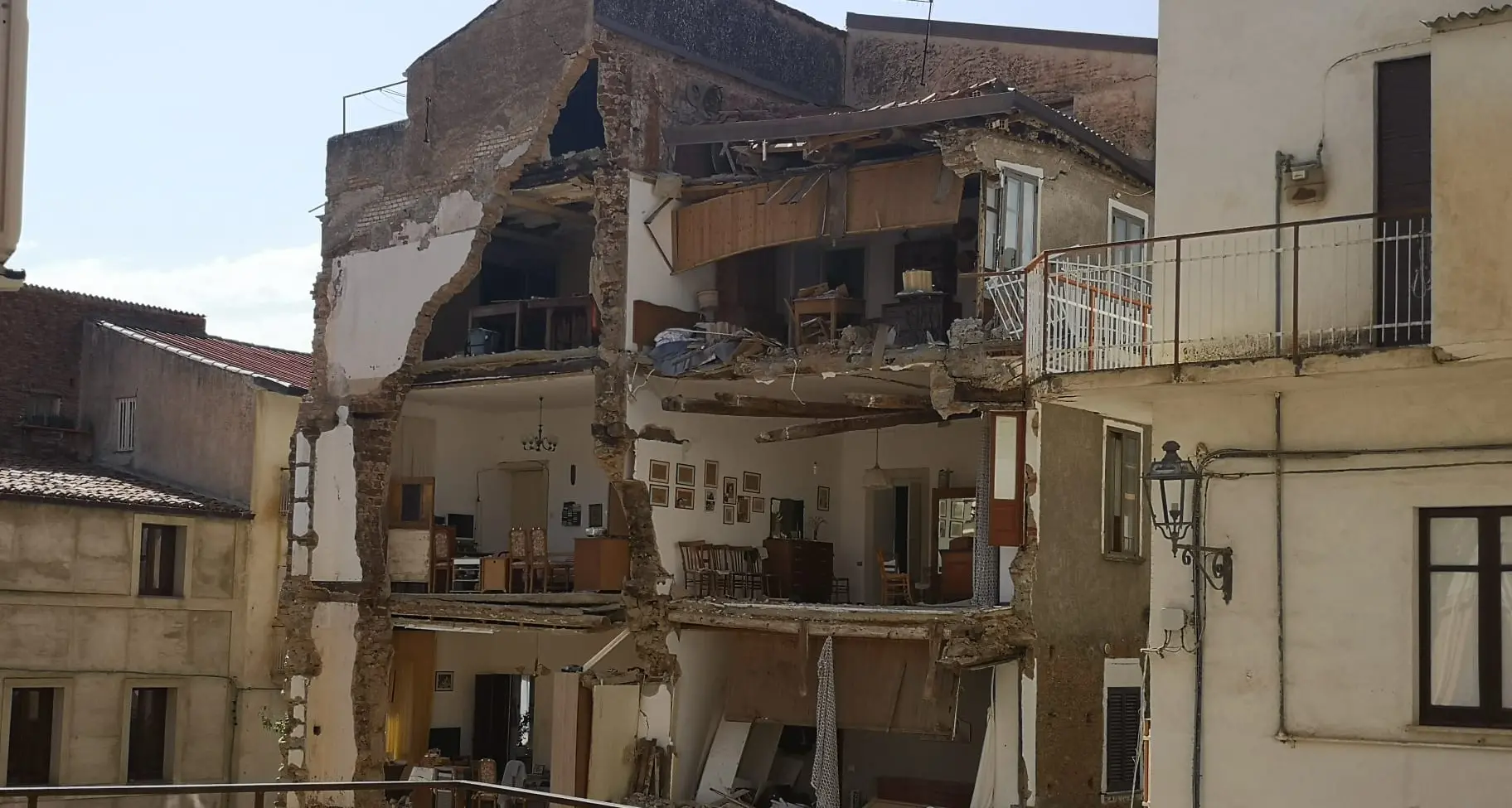 Crollo a Lamezia, il drammatico racconto: «Ho pensato che mio padre fosse sotto le macerie. Poi ho visto il suo braccio tra il fumo»\n