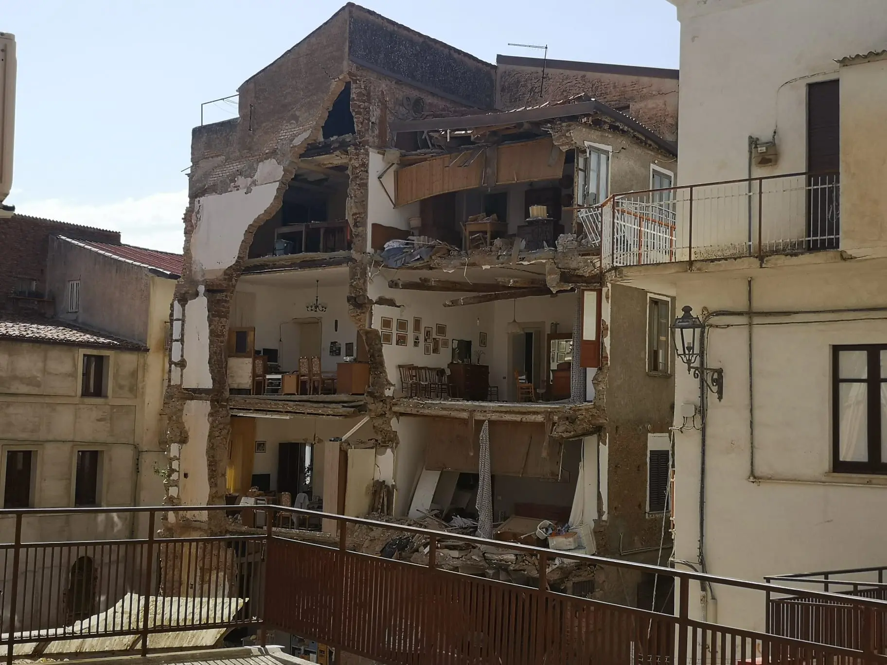 Crollo a Lamezia, il drammatico racconto: «Ho pensato che mio padre fosse sotto le macerie. Poi ho visto il suo braccio tra il fumo»\n