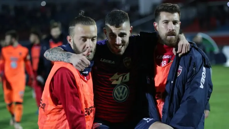 Il Cosenza ha vinto con il Crotone grazie al gol di Embalo nel trentaduesimo turno di campionato. Ecco la fotogallery del match.