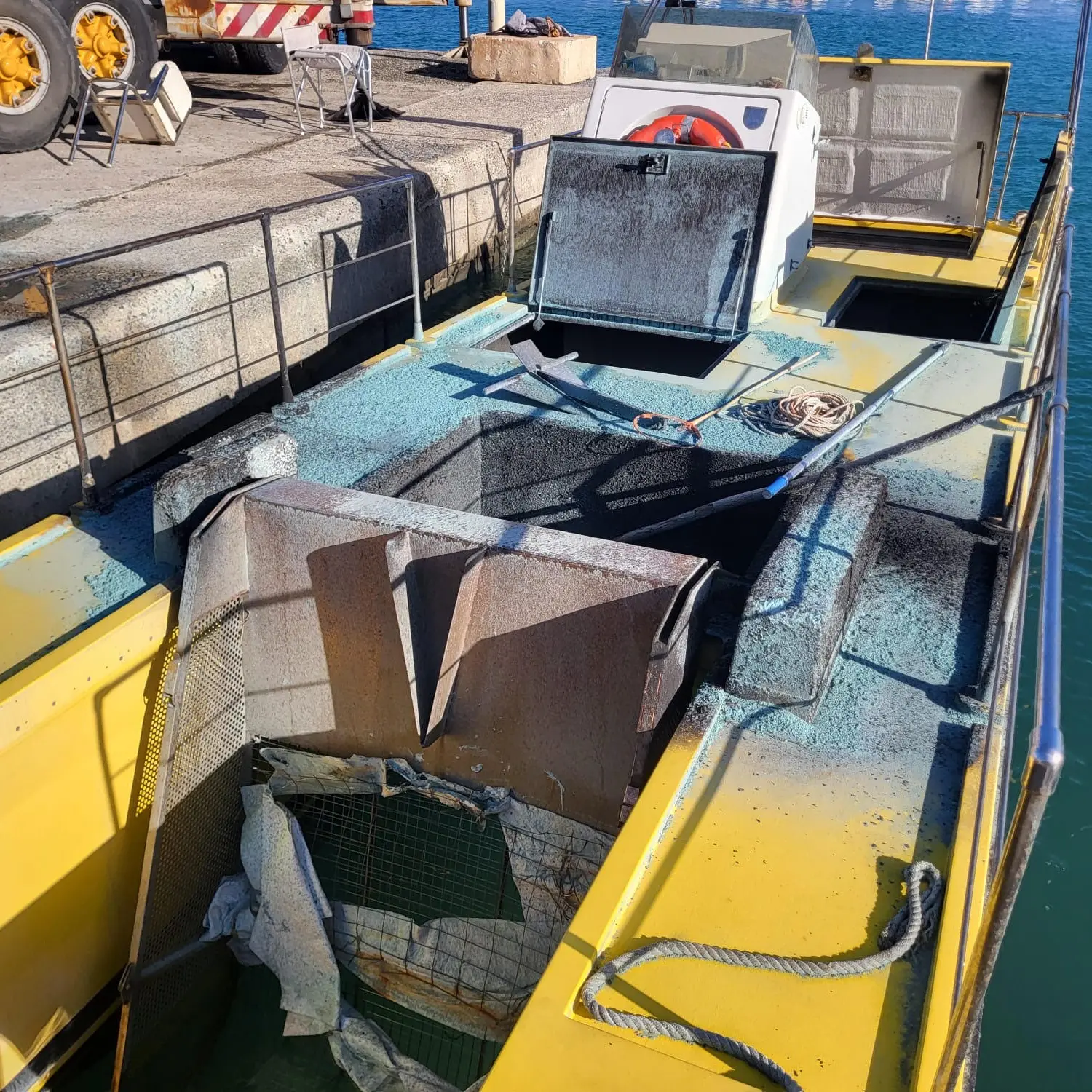 Tentano di incendiare un battello pulisci mare ormeggiato ad Amantea, Occhiuto: «Farabutti»\n