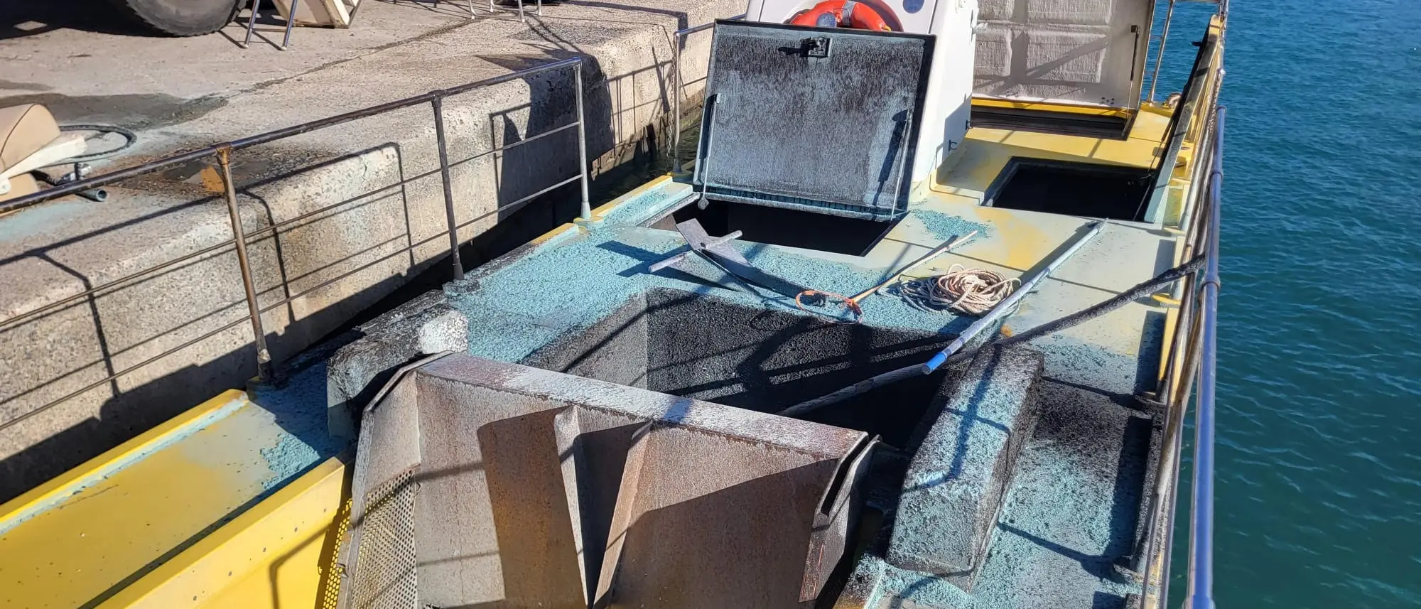 Tentano di incendiare un battello pulisci mare ormeggiato ad Amantea, Occhiuto: «Farabutti»\n