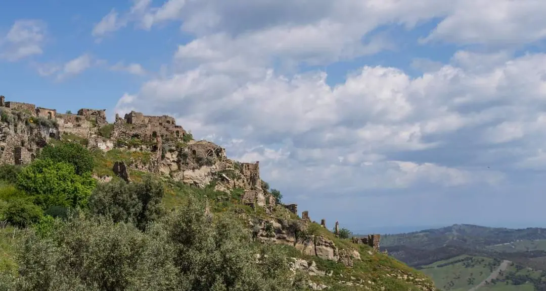 Brancaleone Vetus, così un gruppo di volontari ha riportato alla luce il Parco archeologico urbano: «Lo sviluppo può ripartire da qui»