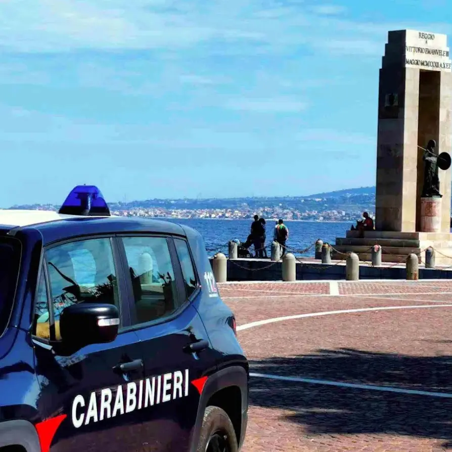 Reggio Calabria, con la complicità della moglie cerca di disfarsi della droga gettandola dal balcone: arrestato\n