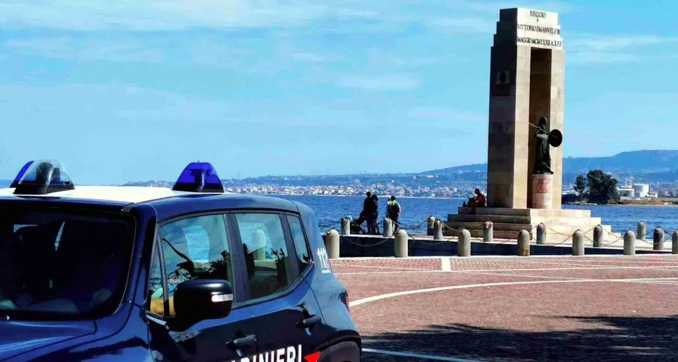 Reggio Calabria, con la complicità della moglie cerca di disfarsi della droga gettandola dal balcone: arrestato\n