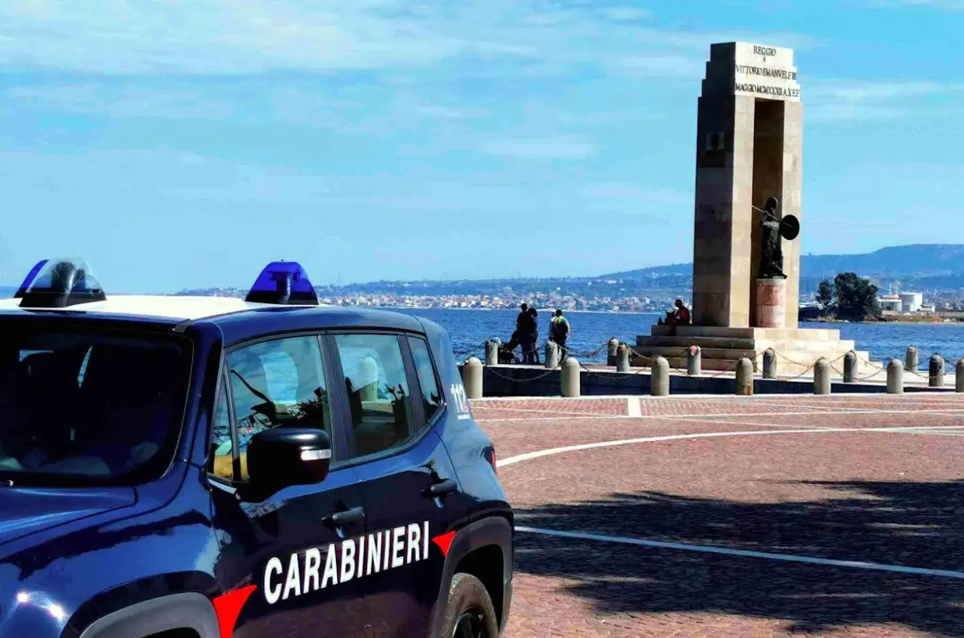 Reggio Calabria, con la complicità della moglie cerca di disfarsi della droga gettandola dal balcone: arrestato\n