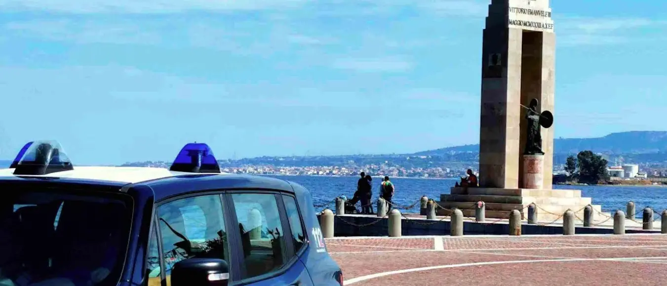 Reggio Calabria, con la complicità della moglie cerca di disfarsi della droga gettandola dal balcone: arrestato\n