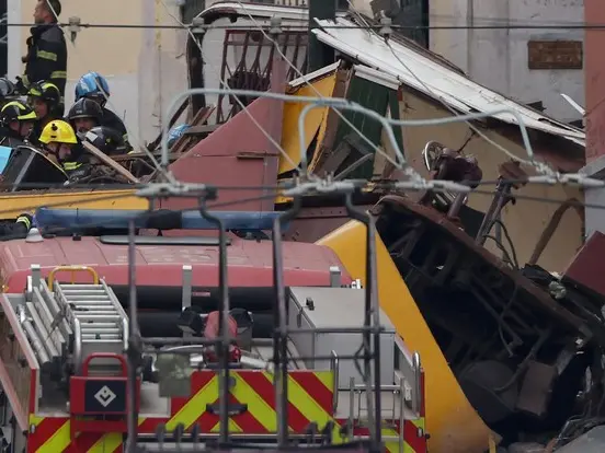 Tragedia a Lisbona, deraglia la funicolare: 15 morti e almeno 20 feriti tra cui una donna italiana