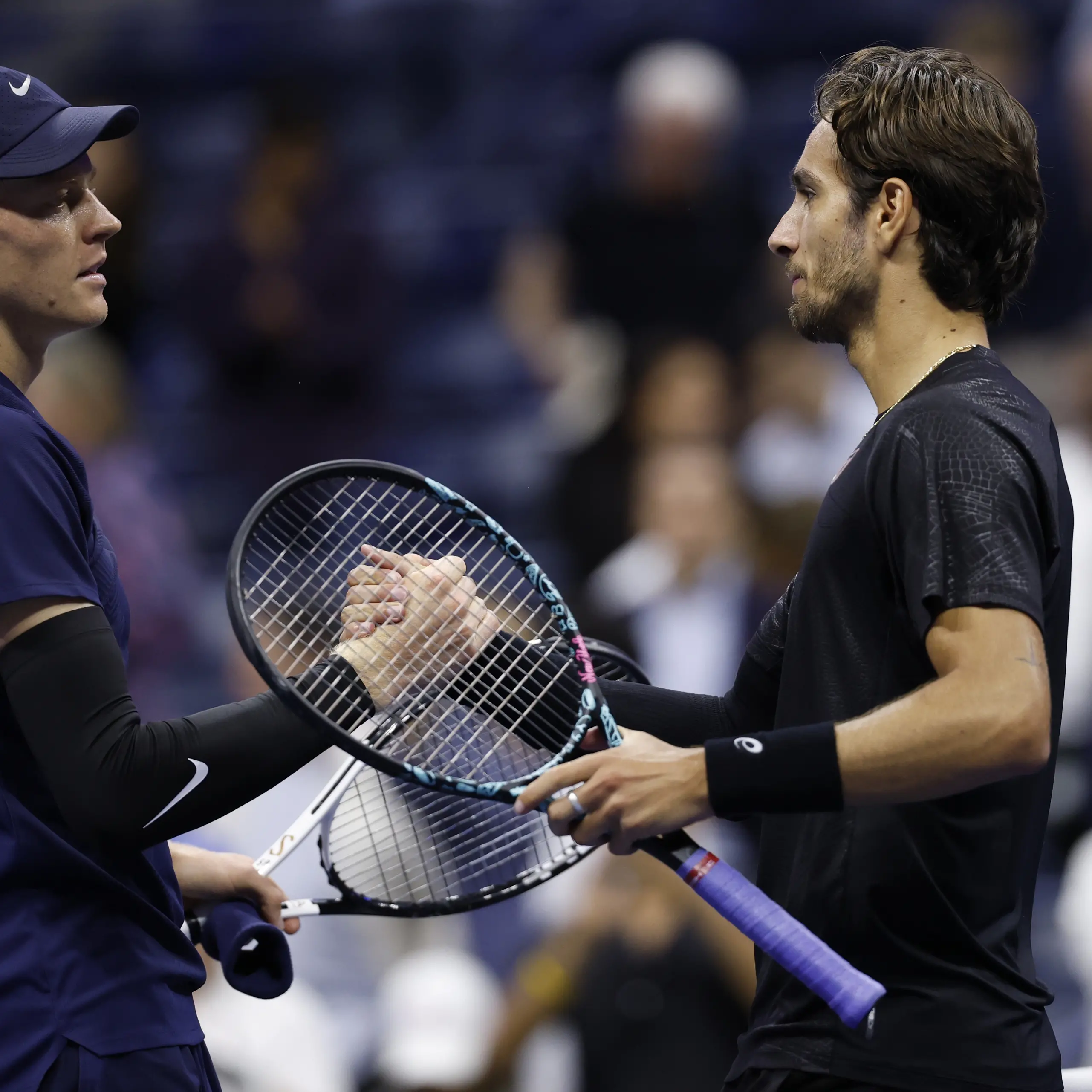 Derby azzurro agli US Open,\u00A0Sinner travolge Musetti in tre set e vola in semifinale: «Bello essere italiani»