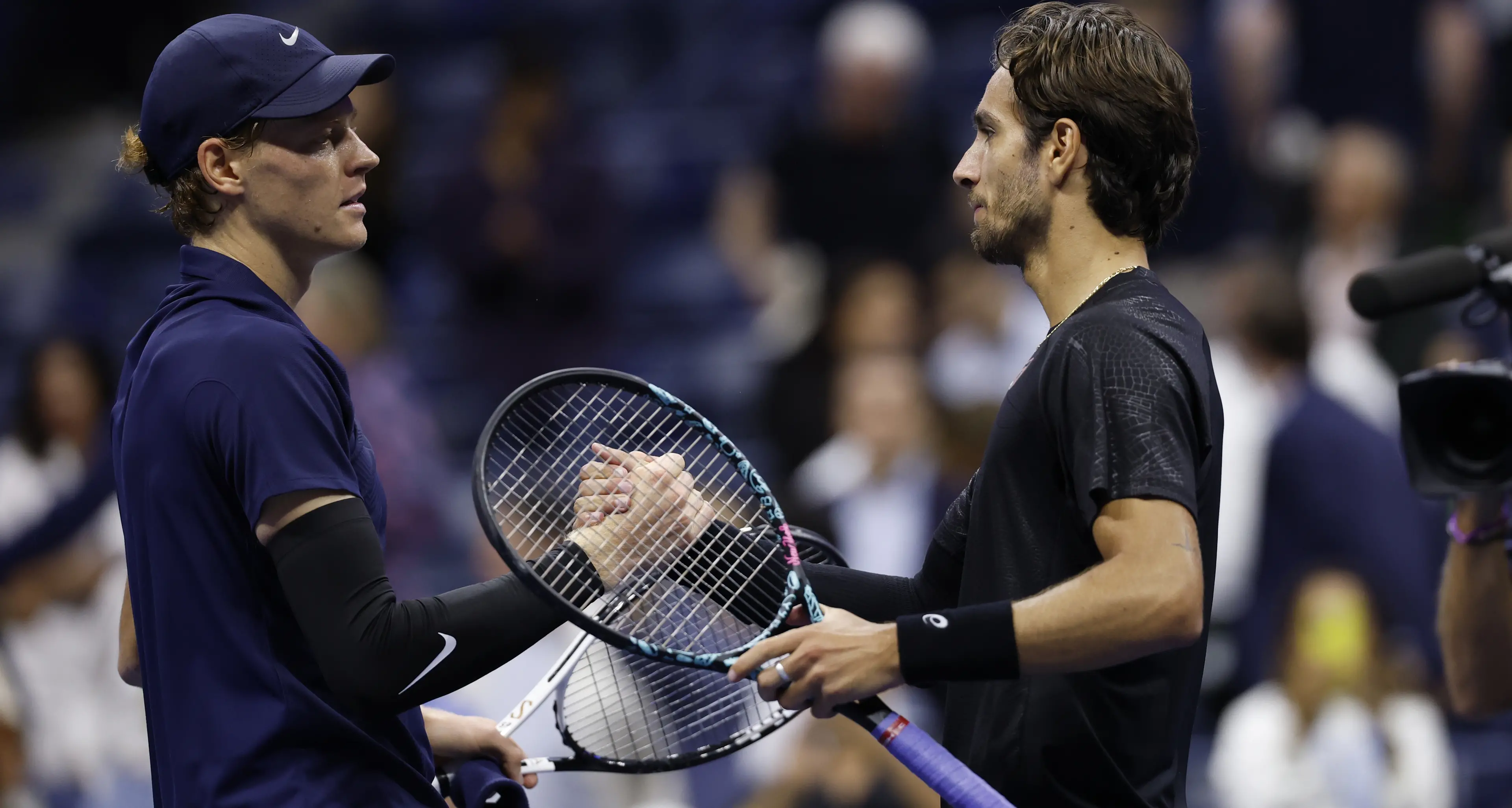 Derby azzurro agli US Open,\u00A0Sinner travolge Musetti in tre set e vola in semifinale: «Bello essere italiani»