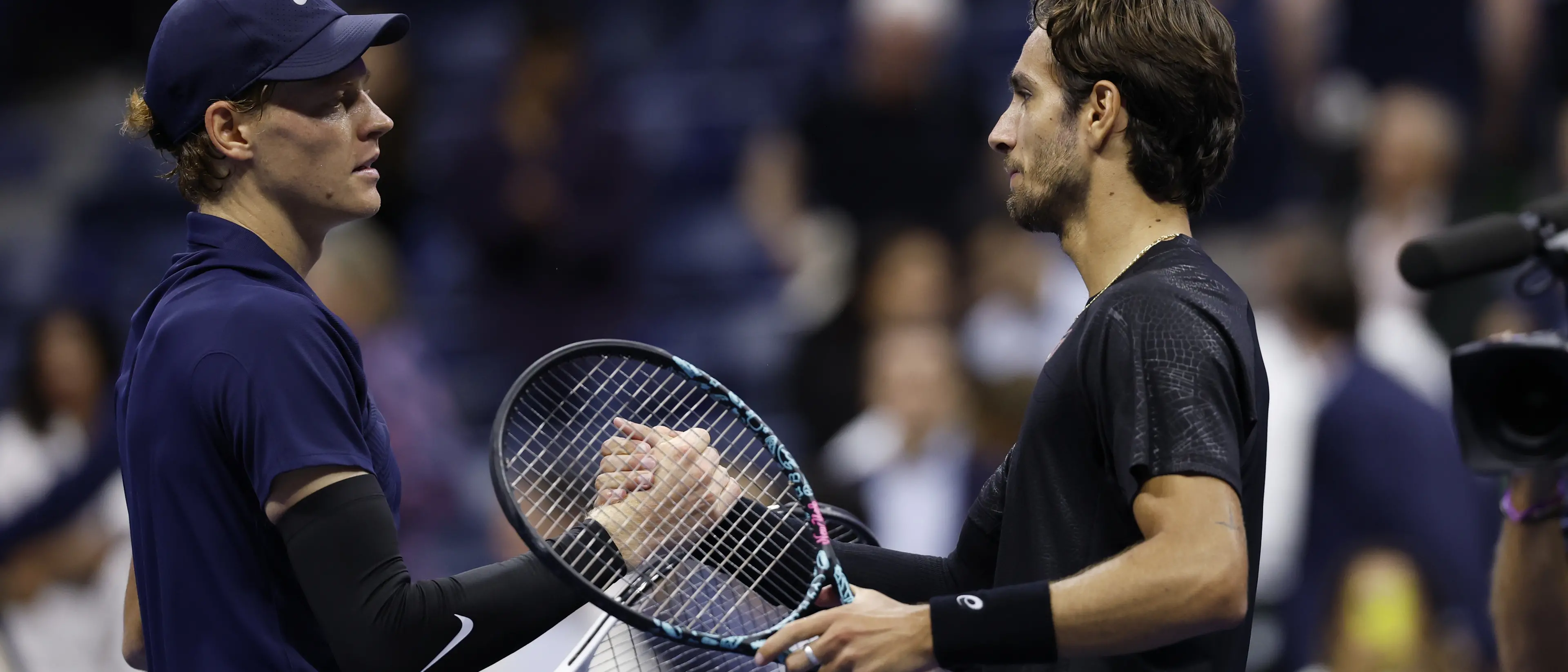 Derby azzurro agli US Open,\u00A0Sinner travolge Musetti in tre set e vola in semifinale: «Bello essere italiani»