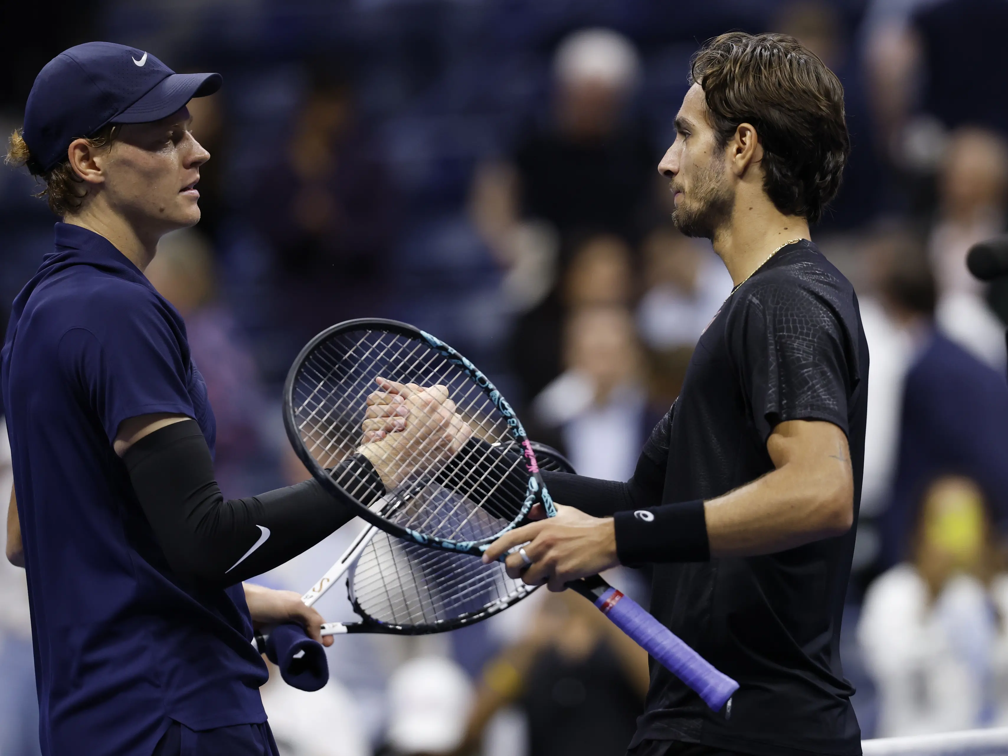 Derby azzurro agli US Open, Sinner travolge Musetti in tre set e vola in semifinale: «Bello essere italiani»