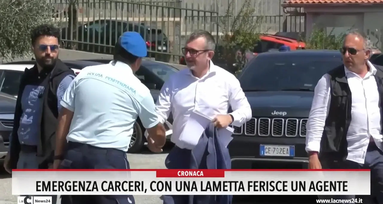 Emergenza carceri, con una lametta ferisce un agente