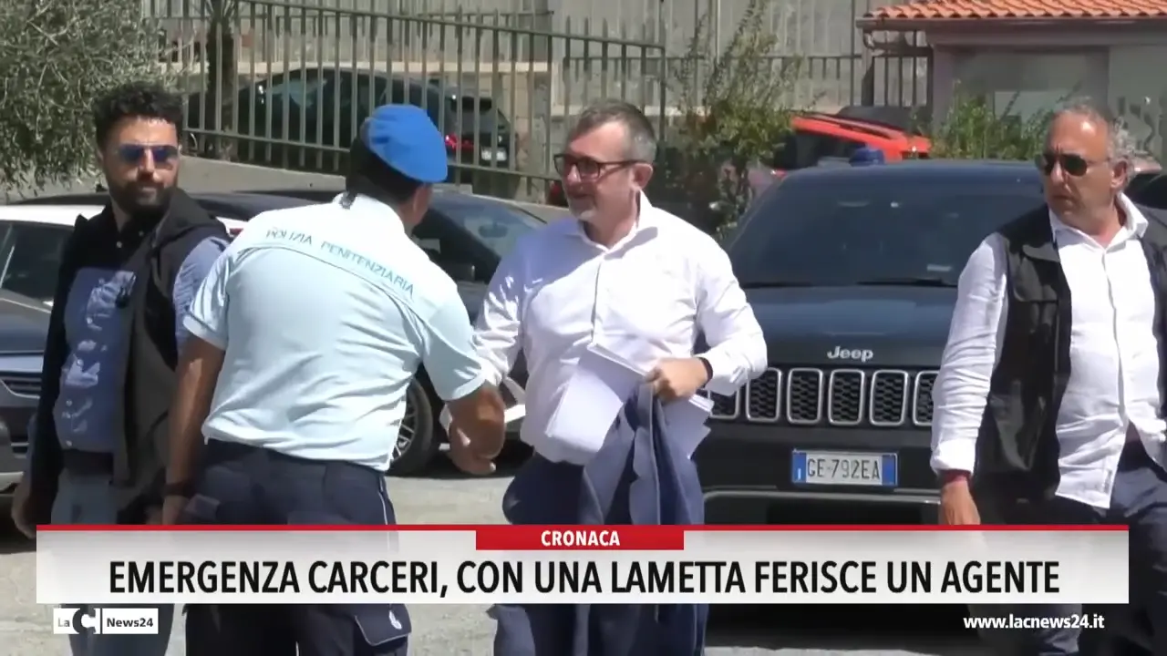 Emergenza carceri, con una lametta ferisce un agente