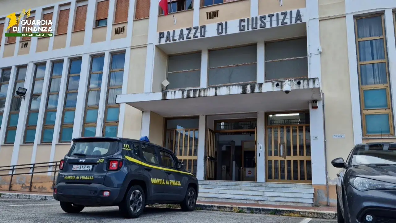 Un fiume di falsi certificati medici nella Locride: accordi via whatsapp e visite fantasma. Chi sono le dottoresse arrestate\n