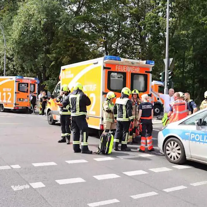 Auto su folla a Berlino: feriti tre bambini, grave la donna con loro