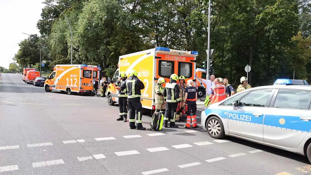 Auto su folla a Berlino: feriti tre bambini, grave la donna con loro