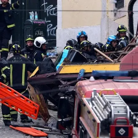 Funicolare deragliata a Lisbona, salgono a 17 i morti. L'italiana ferita: «Vedevo tirare fuori i corpi»\n