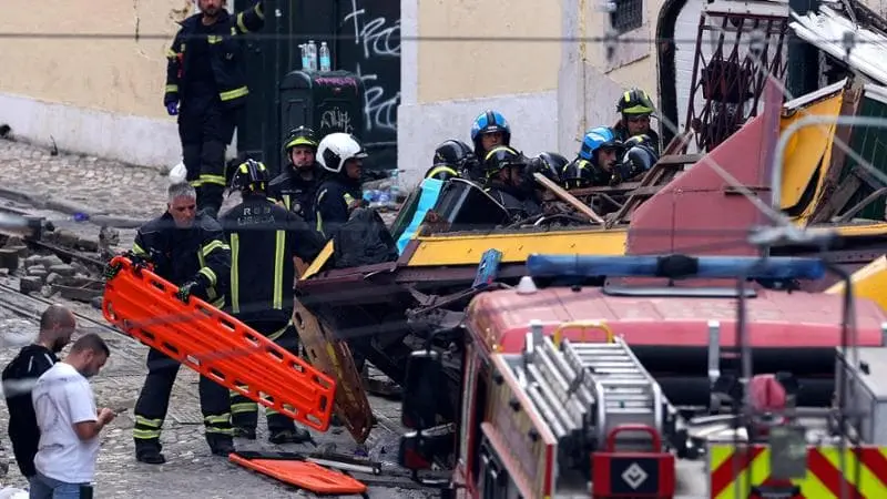 Funicolare deragliata a Lisbona, salgono a 17 i morti. L'italiana ferita: «Vedevo tirare fuori i corpi»\n