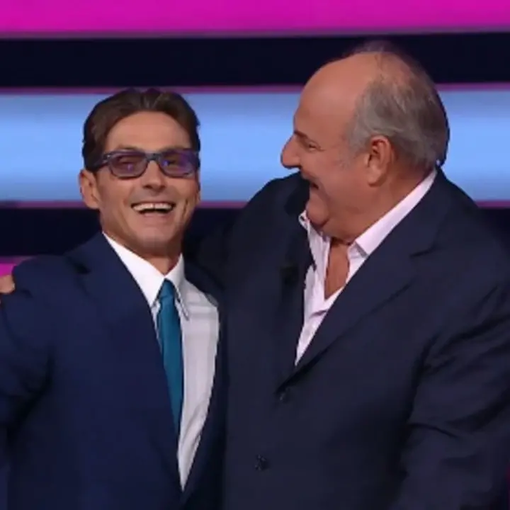 Mediaset esulta: “La Ruota”\u00A0batte “Affari Tuoi”, Berlusconi in studio si gode il trionfo e sfotte la Rai\n
