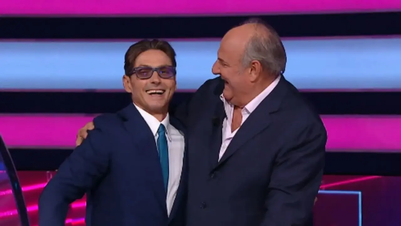 Mediaset esulta: “La Ruota”\u00A0batte “Affari Tuoi”, Berlusconi in studio si gode il trionfo e sfotte la Rai\n