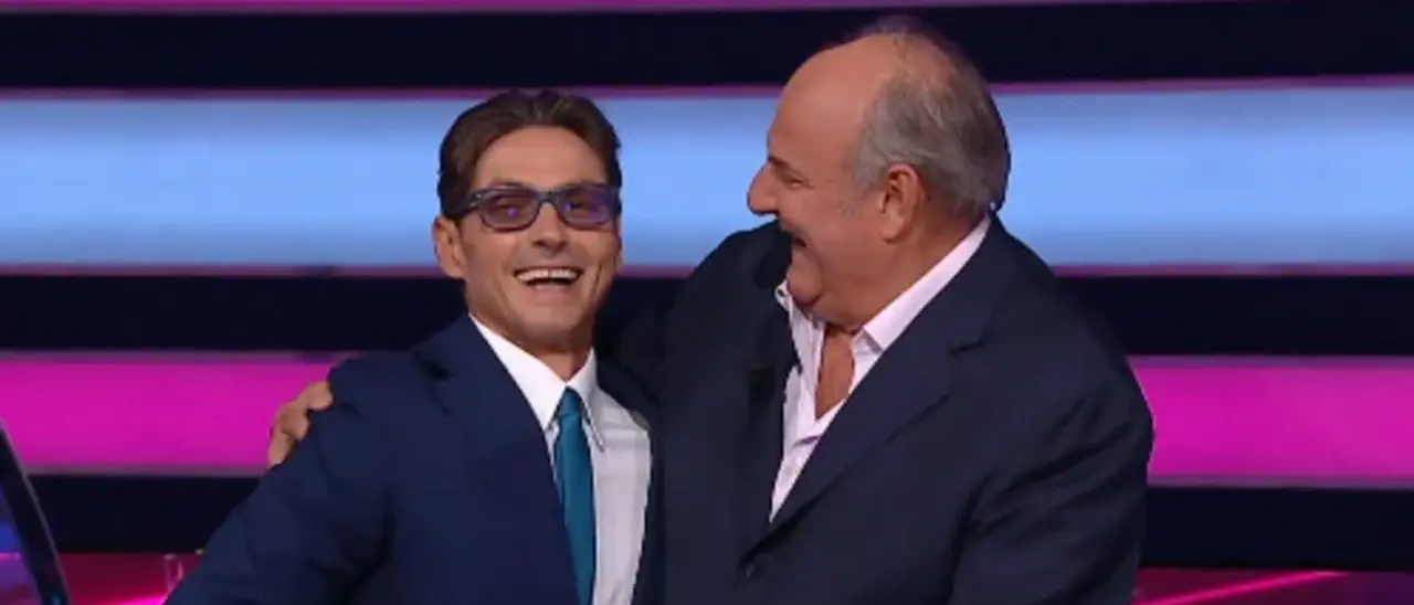 Mediaset esulta: “La Ruota”\u00A0batte “Affari Tuoi”, Berlusconi in studio si gode il trionfo e sfotte la Rai\n