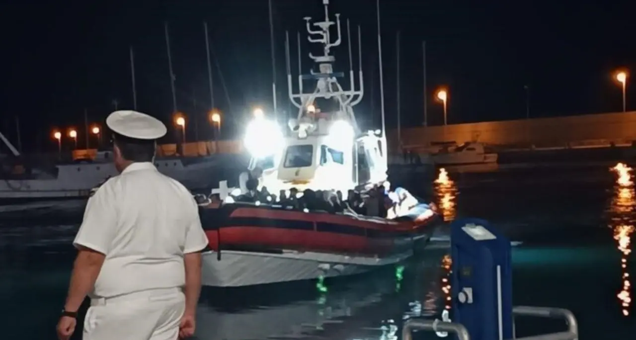 Migranti, nuovo sbarco a Roccella: in 55 soccorsi in mare dopo cinque giorni su una barca partita dalla Turchia