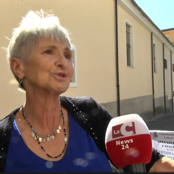 Crollo a Lamezia, il ritorno in città della signora Franchina: «Ho lasciato una bella casa e trovo un mucchio di macerie»