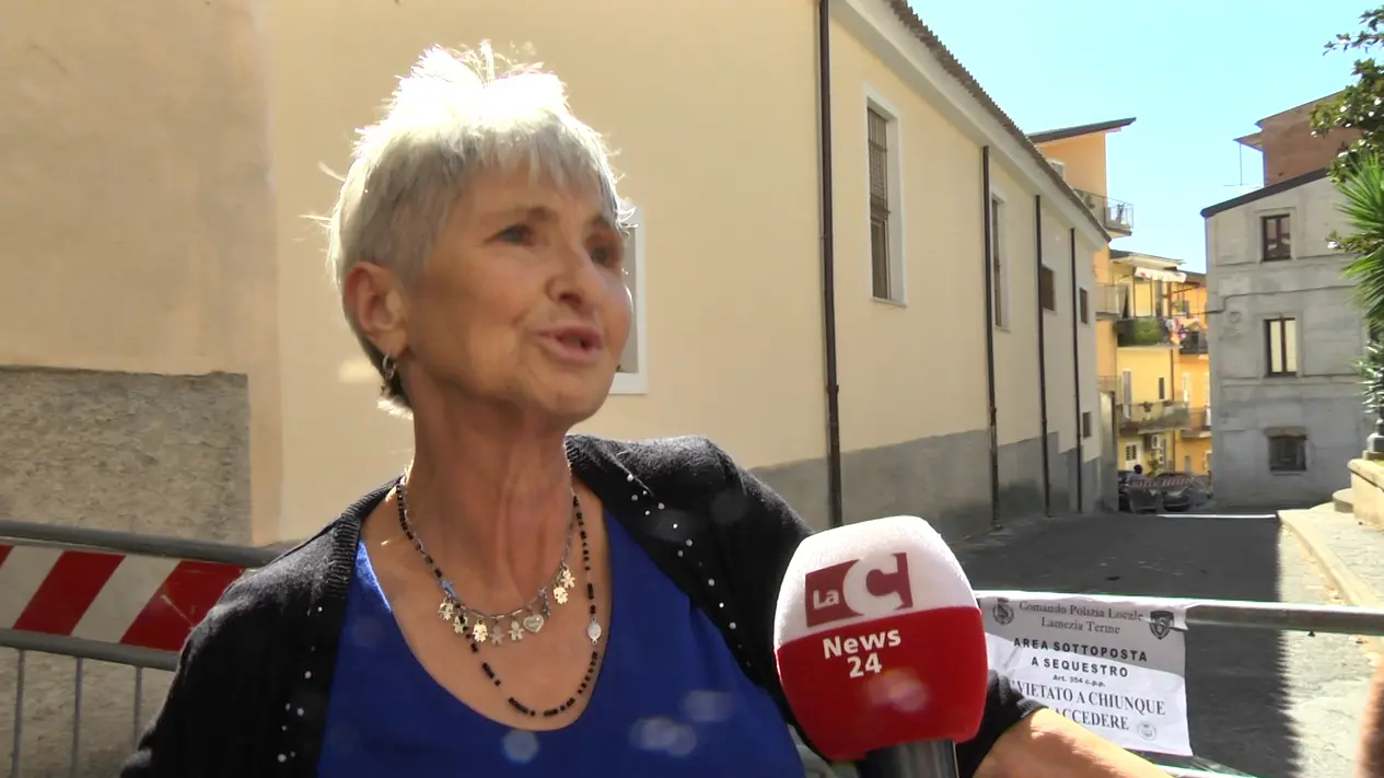 Crollo a Lamezia, il ritorno in città della signora Franchina: «Ho lasciato una bella casa e trovo un mucchio di macerie»