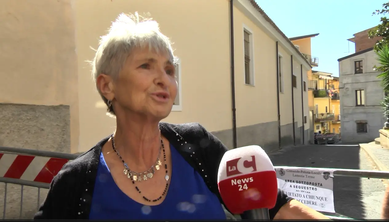 Crollo a Lamezia, il ritorno in città della signora Franchina: «Ho lasciato una bella casa e trovo un mucchio di macerie»\n