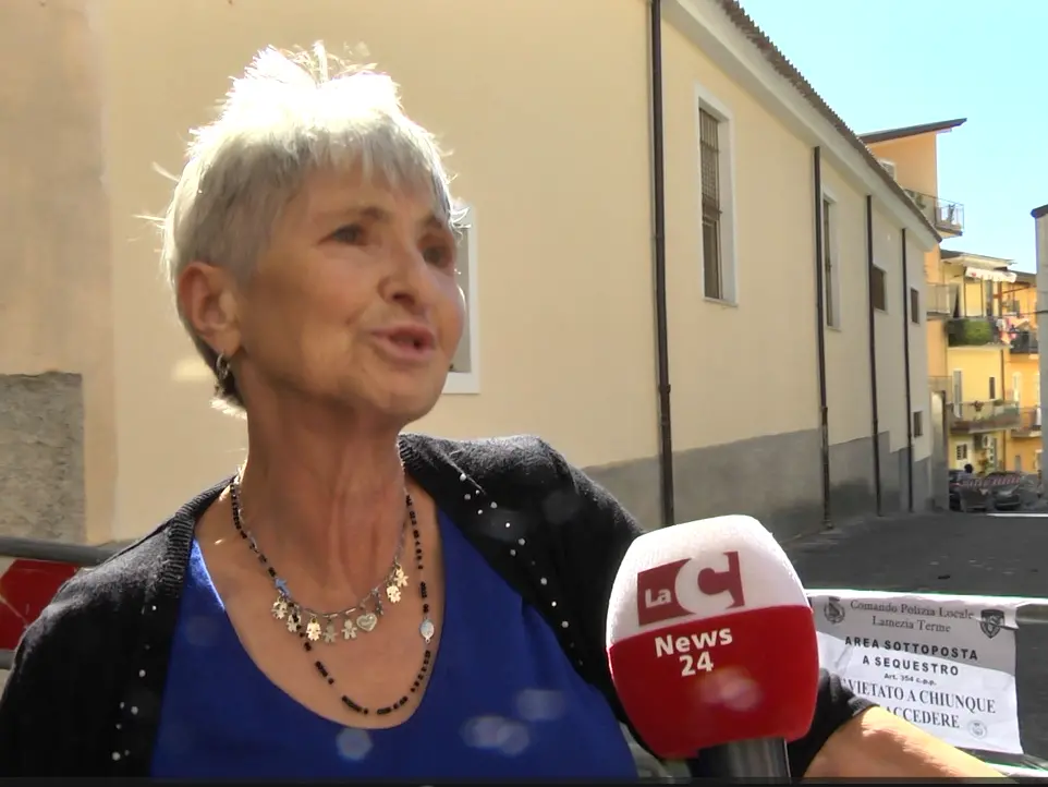 Crollo a Lamezia, il ritorno in città della signora Franchina: «Ho lasciato una bella casa e trovo un mucchio di macerie»