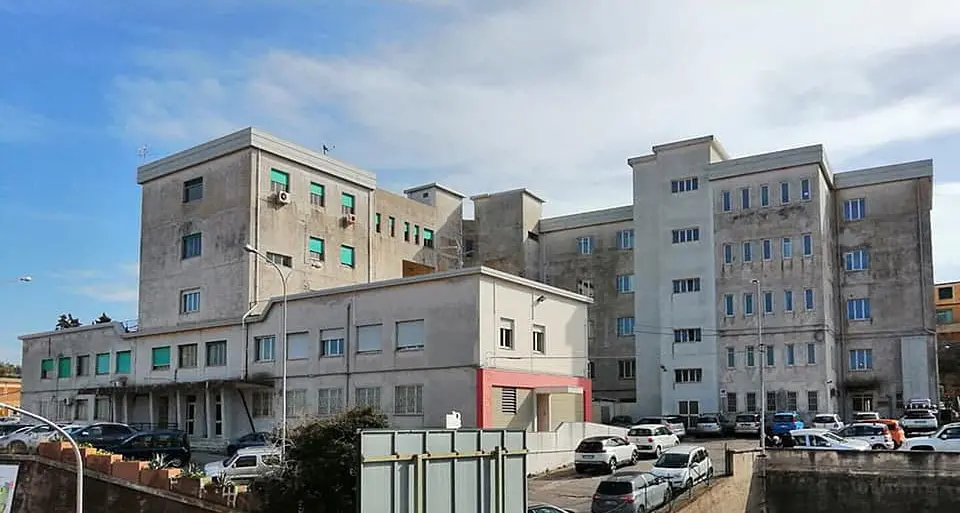 Allarme bomba a Palmi, ordigno rinvenuto in un’intercapedine di un muro dell’ex ospedale: evacuati gli ambulatori\n