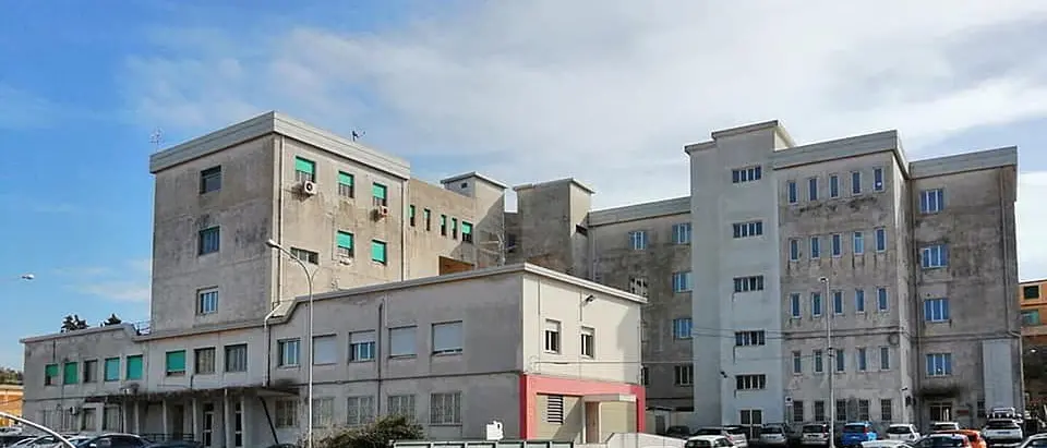 Allarme bomba a Palmi, ordigno rinvenuto in un’intercapedine di un muro dell’ex ospedale: evacuati gli ambulatori\n