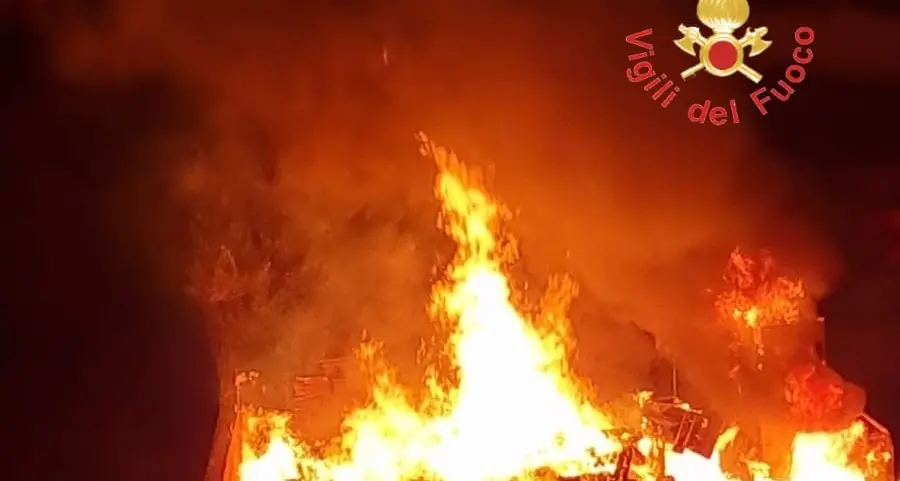 Incendio a Sellia, i vigili del fuoco domano le fiamme\n