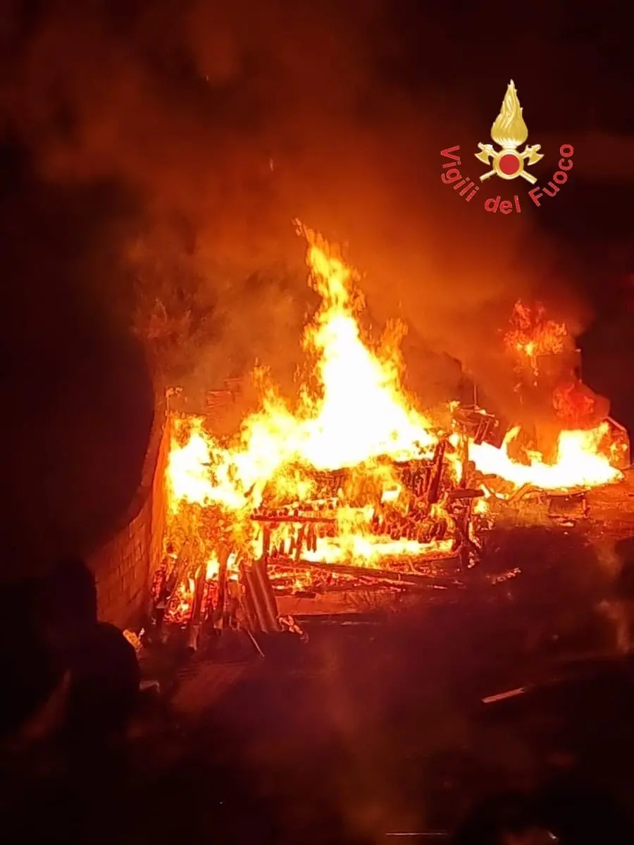 Incendio a Sellia, i vigili del fuoco domano le fiamme\n