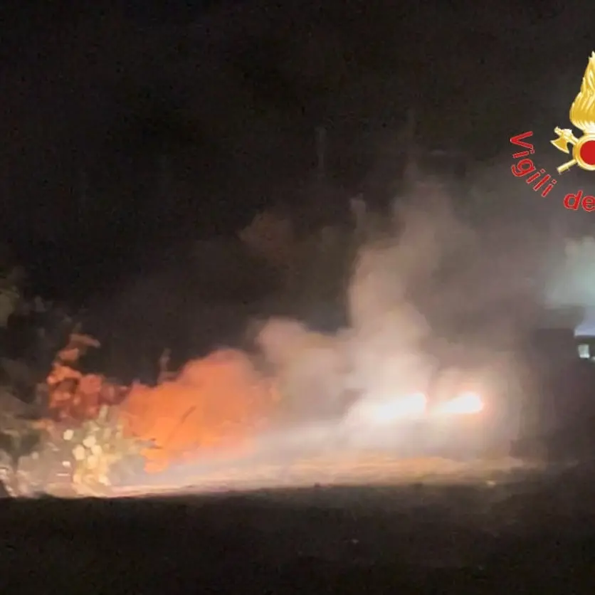 Sellia, incendio coinvolge un vecchio magazzino e una discarica rifiuti: vigili del fuoco al lavoro fino a tarda notte -Video\n