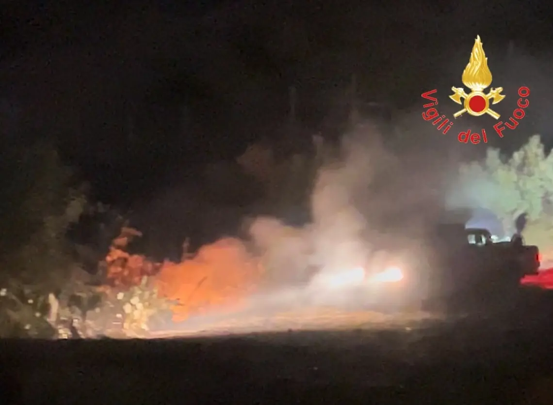 Sellia, incendio coinvolge un vecchio magazzino e una discarica rifiuti: vigili del fuoco al lavoro fino a tarda notte -Video\n