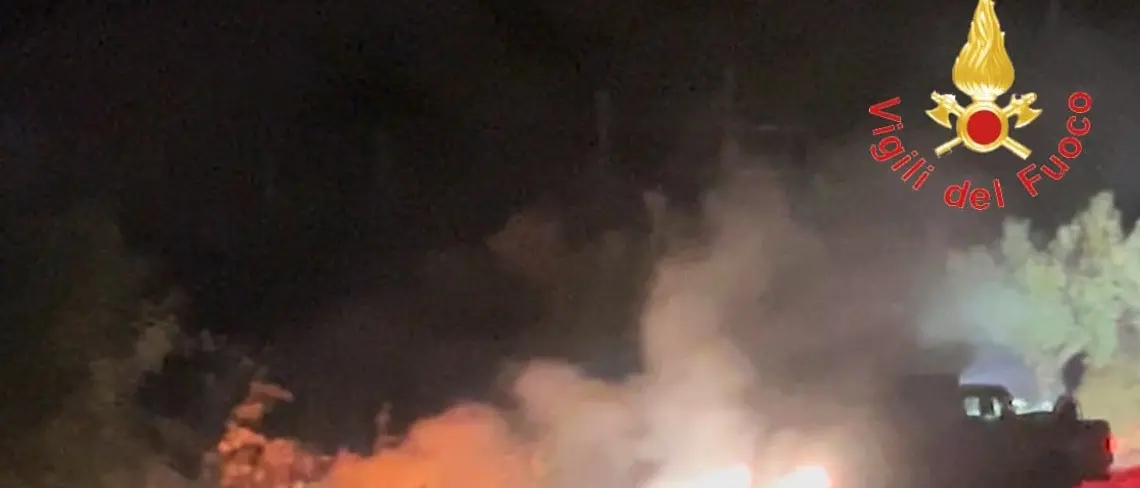 Sellia, incendio coinvolge un vecchio magazzino e una discarica rifiuti: vigili del fuoco al lavoro fino a tarda notte -Video\n