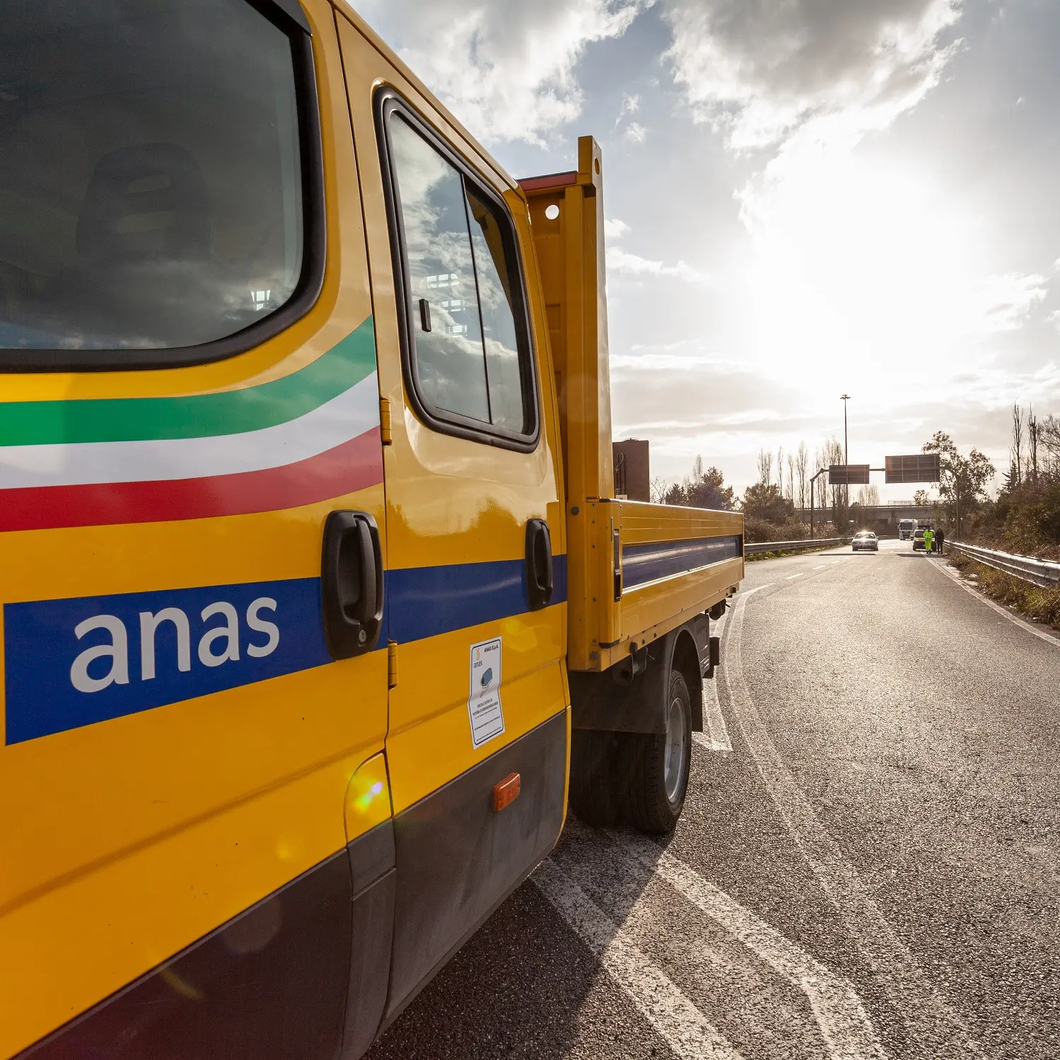 Scontro tra due pullman sulla Statale 106 a Simeri Crichi: due feriti e traffico rallentato\n