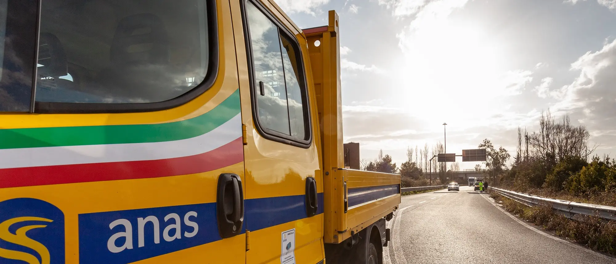 Scontro tra due pullman sulla Statale 106 a Simeri Crichi: due feriti e traffico rallentato\n