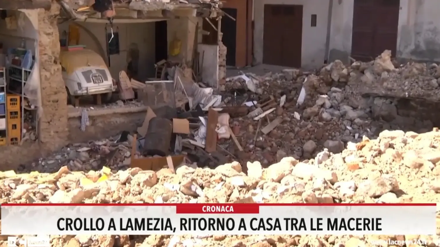 Crollo a Lamezia, il ritorno a casa tra le macerie