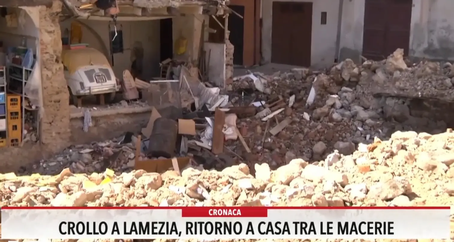 Crollo a Lamezia, il ritorno a casa tra le macerie