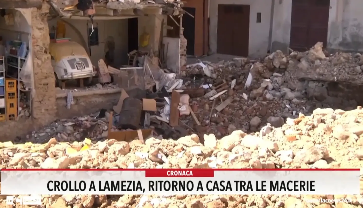Crollo a Lamezia, il ritorno a casa tra le macerie