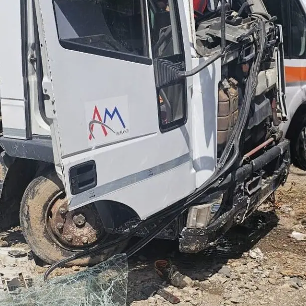 Camion perde il controllo e travolge tre operai a Sinopoli: uno è morto, feriti gli altri due\n