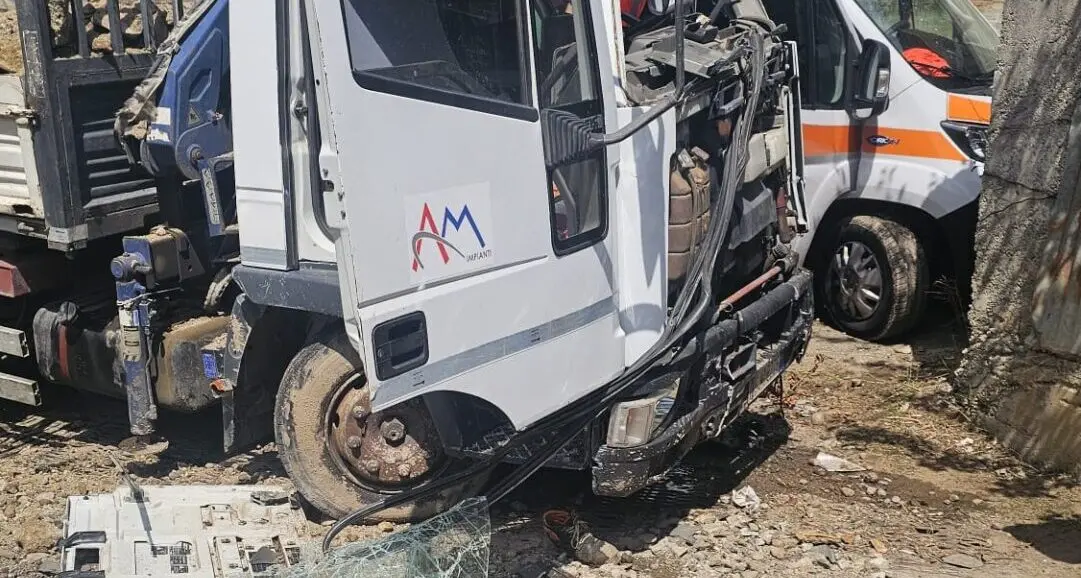 Camion perde il controllo e travolge tre operai a Sinopoli: uno è morto, feriti gli altri due\n