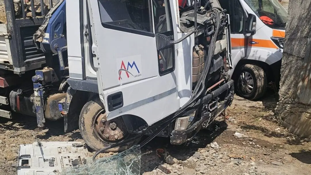 Camion perde il controllo e travolge tre operai a Sinopoli: uno è morto, feriti gli altri due\n