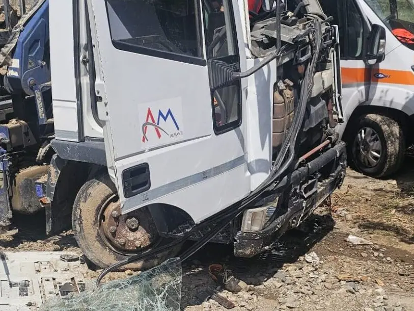 Camion perde il controllo e travolge tre operai a Sinopoli: uno è morto, feriti gli altri due